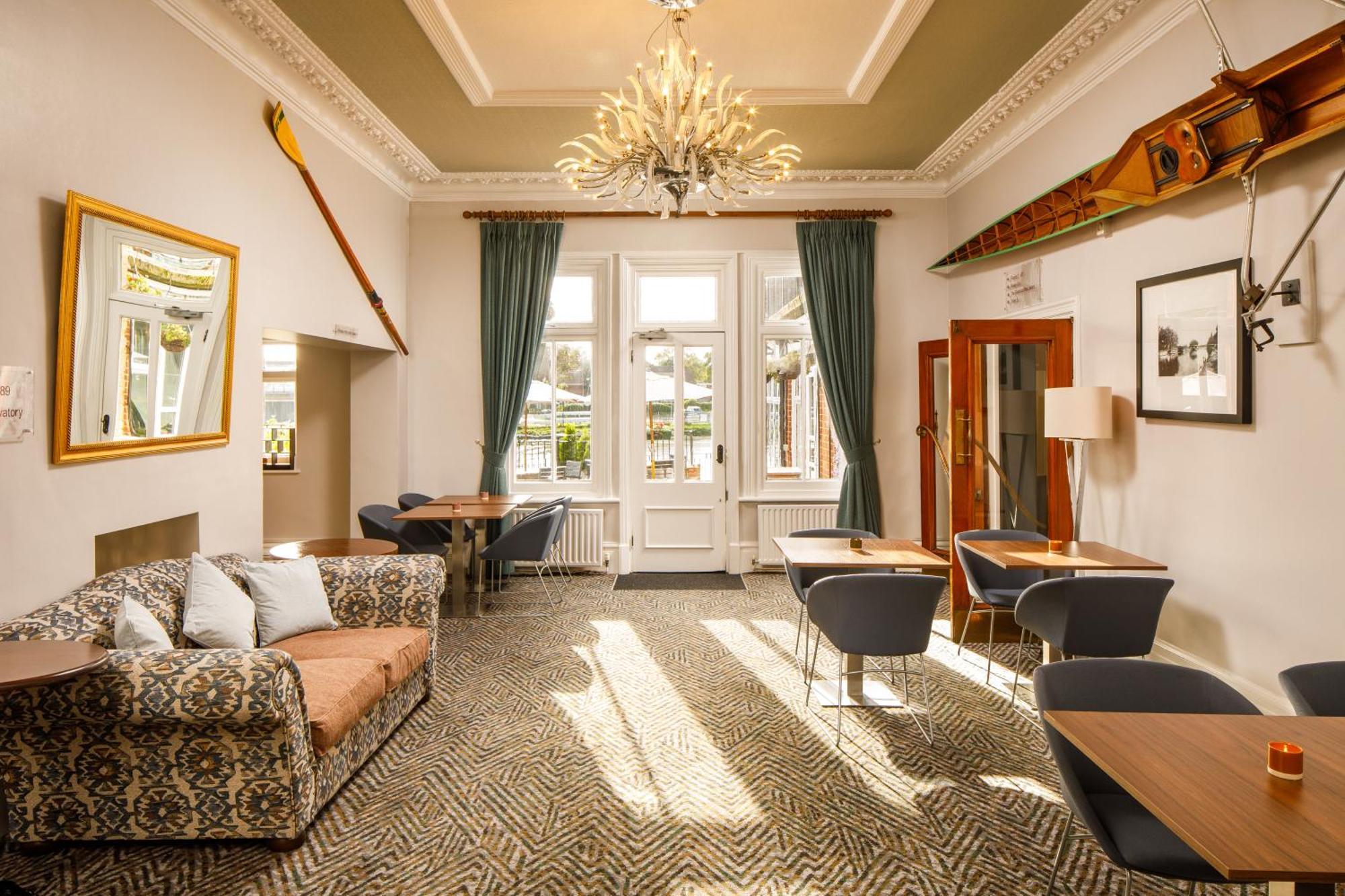 Sunday London Staines-Upon-Thames Heathrow T5 Hotel Exterior photo