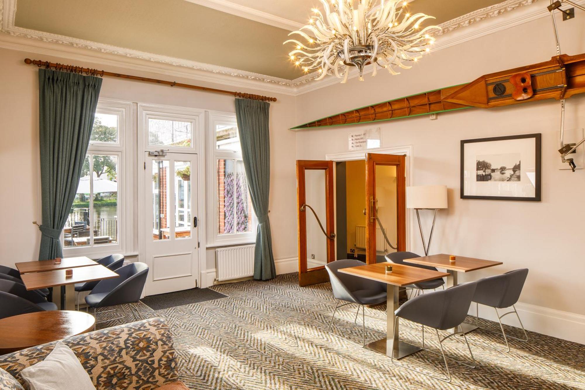 Sunday London Staines-Upon-Thames Heathrow T5 Hotel Exterior photo