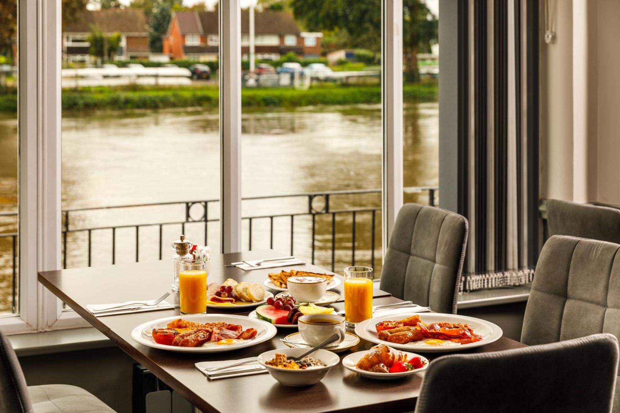 Sunday London Staines-Upon-Thames Heathrow T5 Hotel Exterior photo