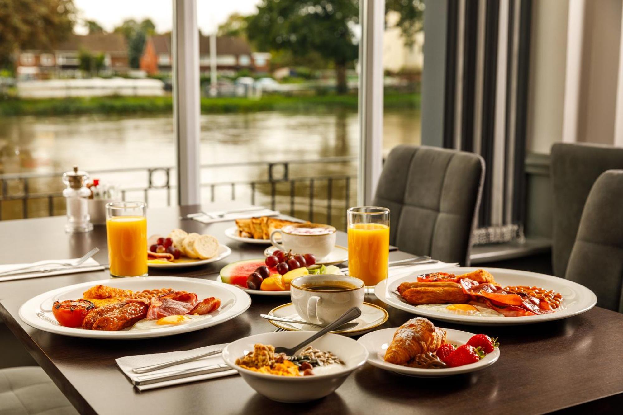Sunday London Staines-Upon-Thames Heathrow T5 Hotel Exterior photo