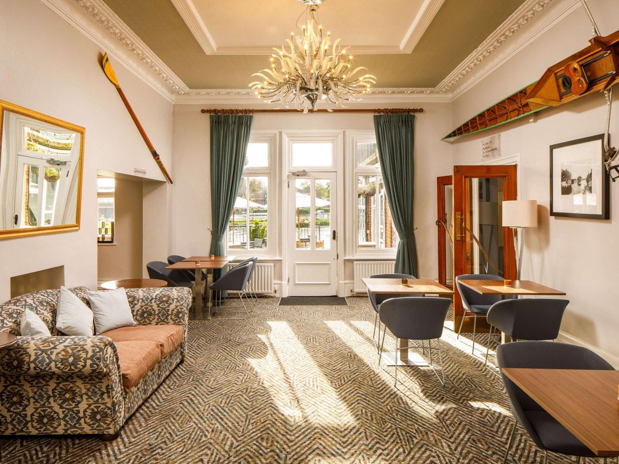 Sunday London Staines-Upon-Thames Heathrow T5 Hotel Exterior photo
