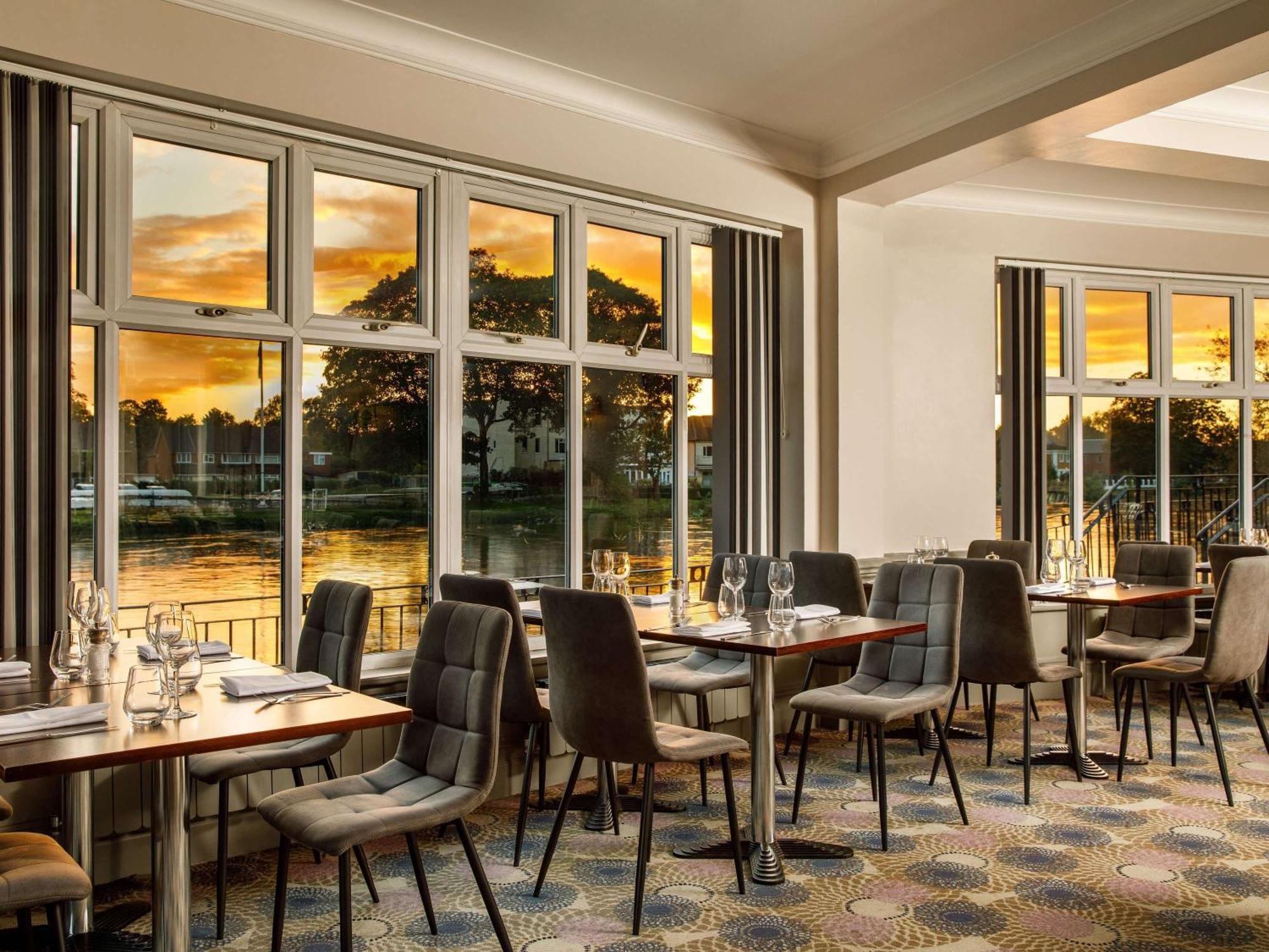 Sunday London Staines-Upon-Thames Heathrow T5 Hotel Exterior photo