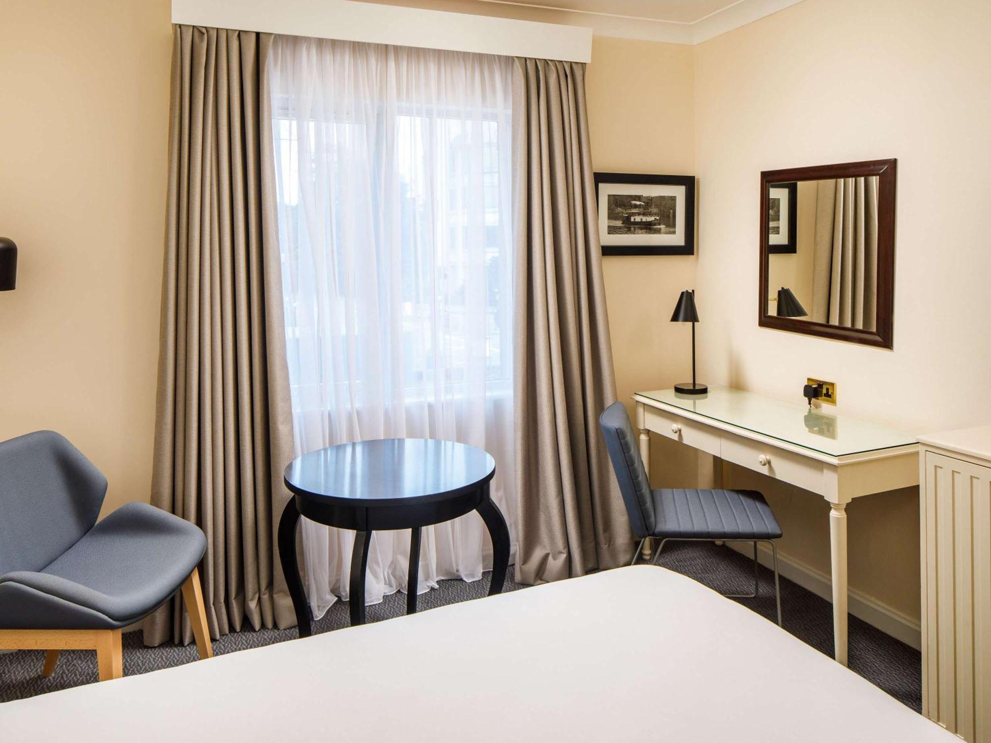 Sunday London Staines-Upon-Thames Heathrow T5 Hotel Exterior photo