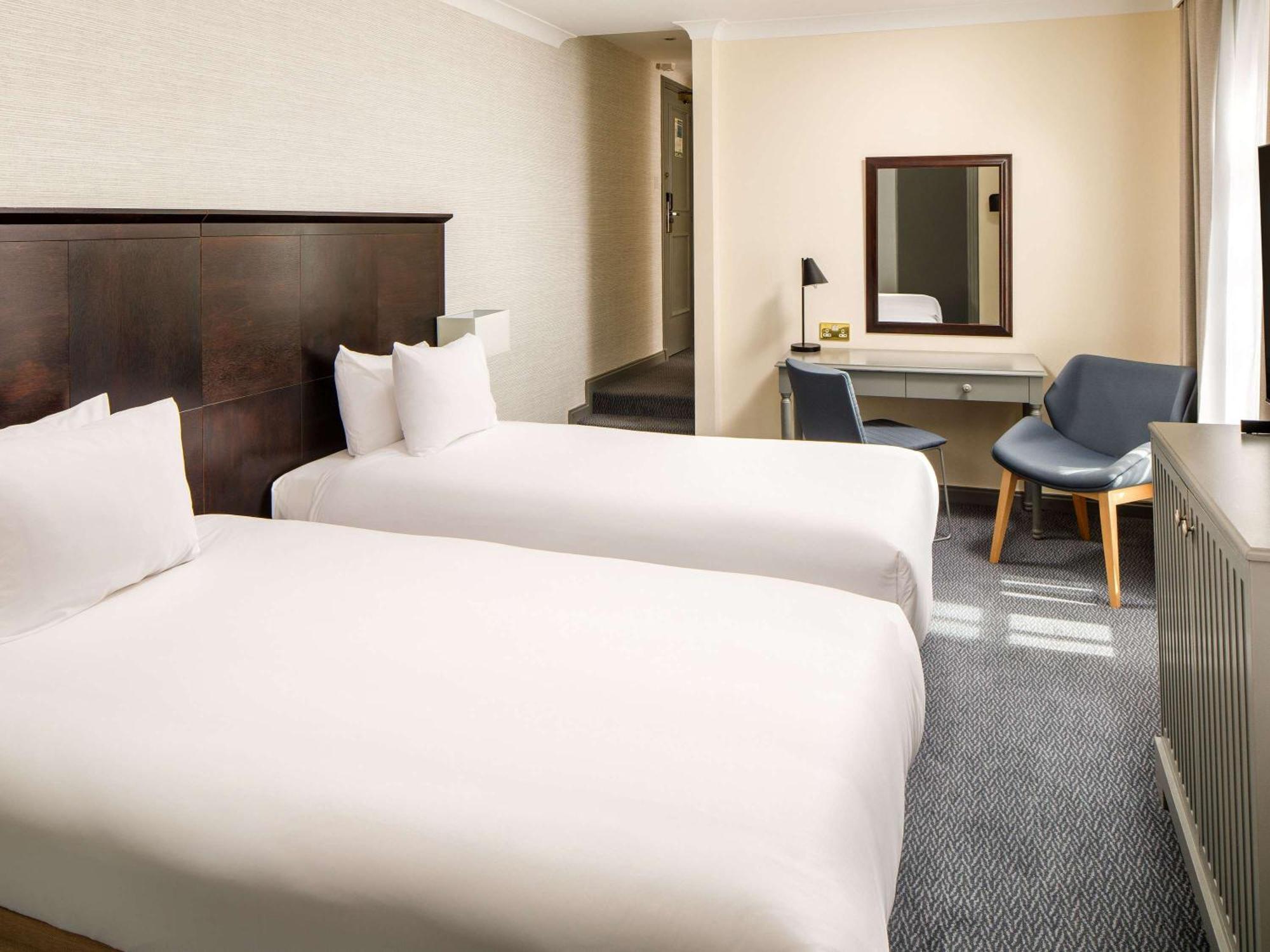 Sunday London Staines-Upon-Thames Heathrow T5 Hotel Exterior photo