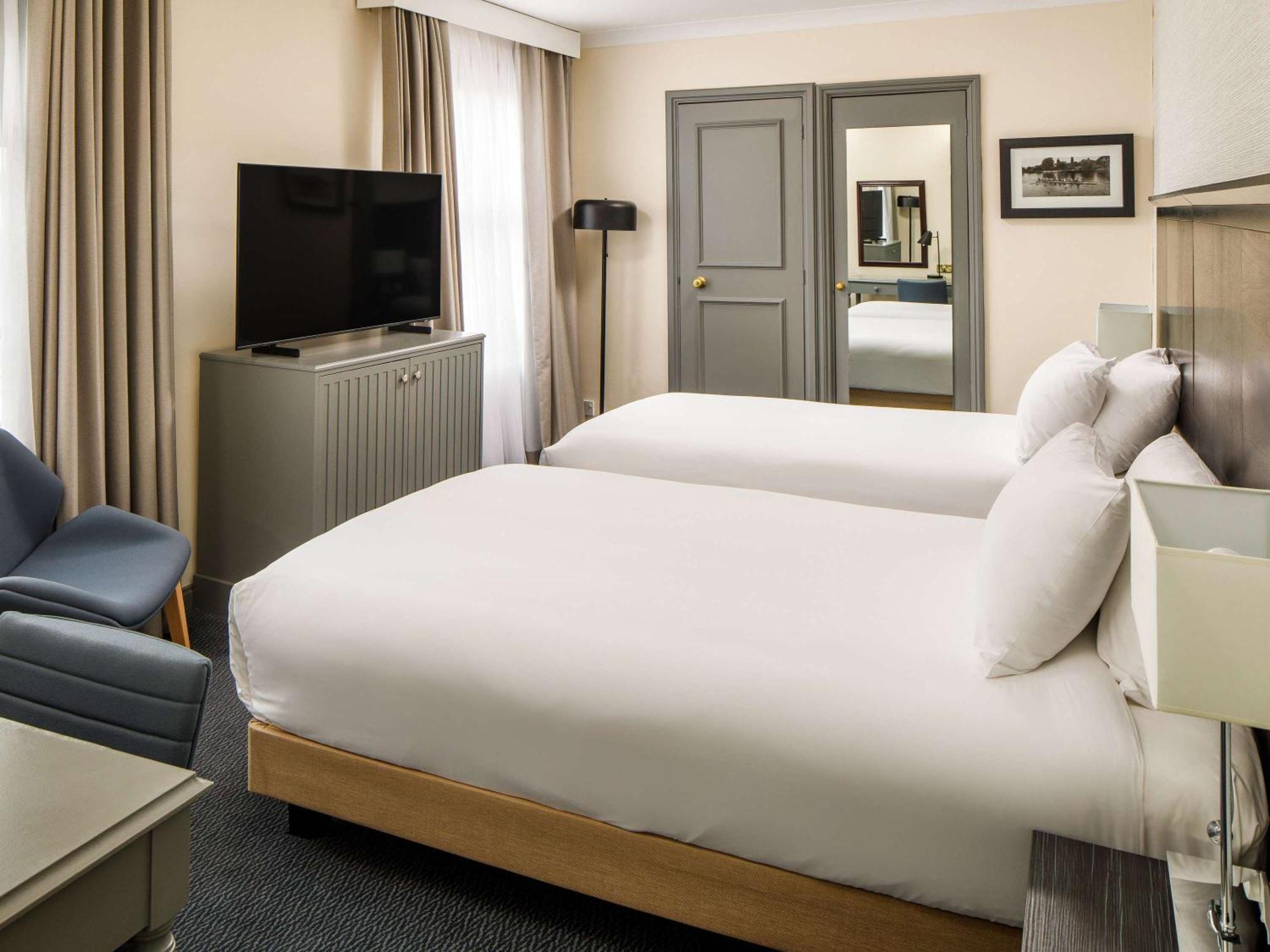 Sunday London Staines-Upon-Thames Heathrow T5 Hotel Exterior photo