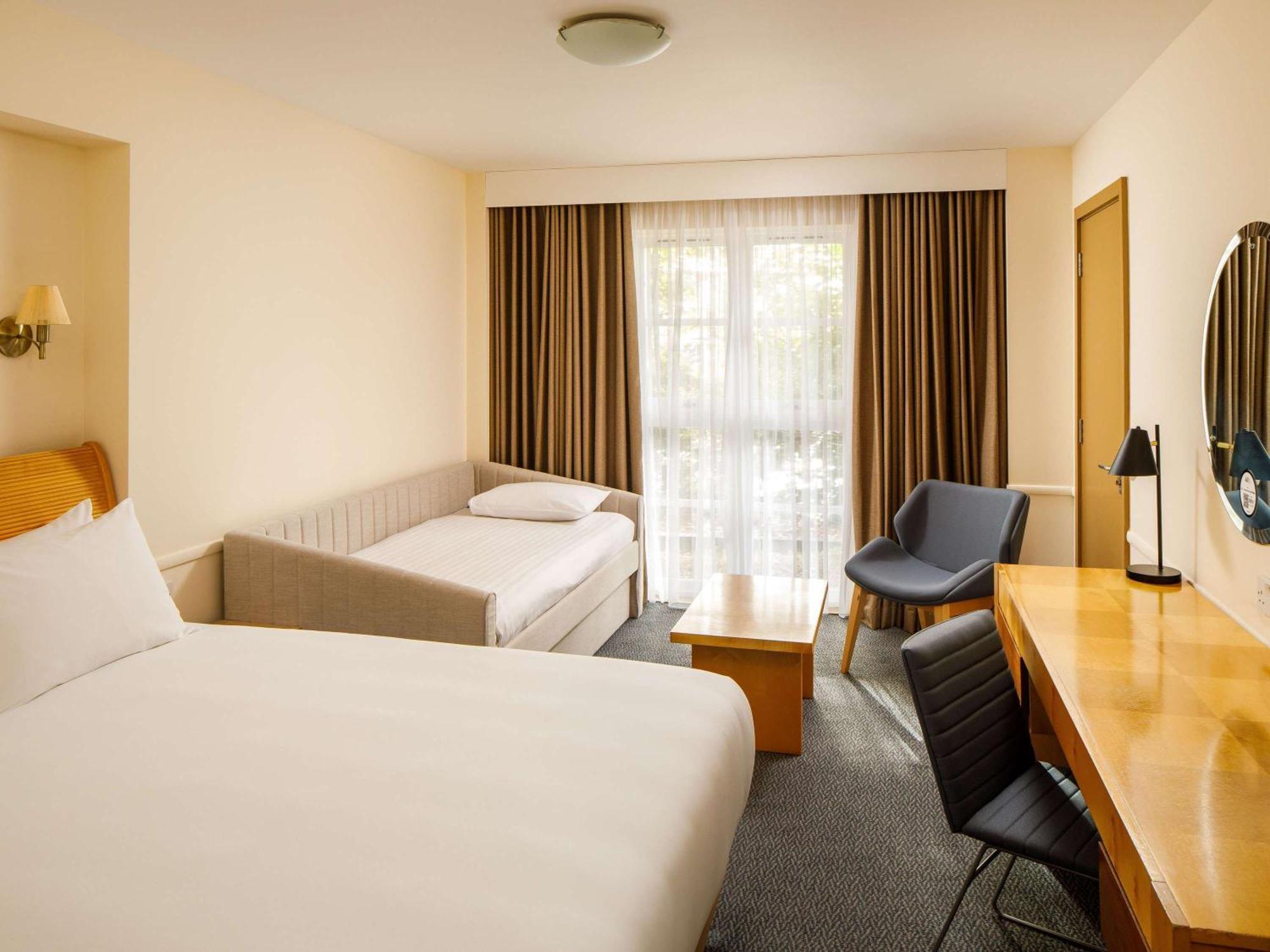 Sunday London Staines-Upon-Thames Heathrow T5 Hotel Exterior photo