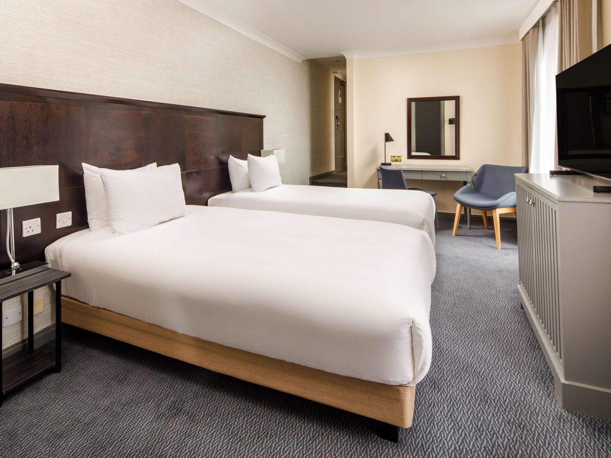 Sunday London Staines-Upon-Thames Heathrow T5 Hotel Exterior photo