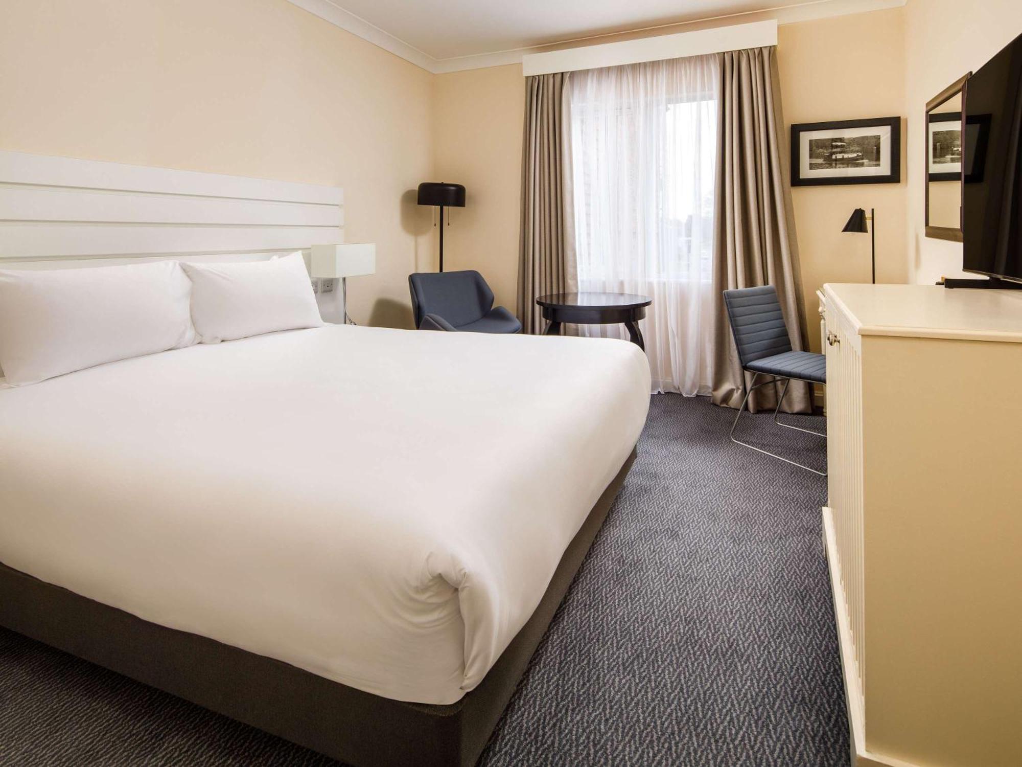 Sunday London Staines-Upon-Thames Heathrow T5 Hotel Exterior photo