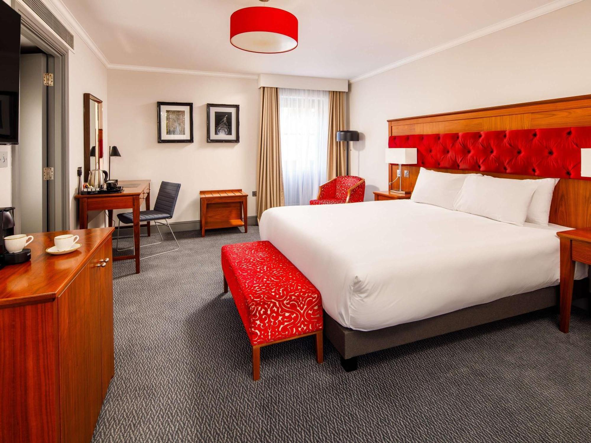 Sunday London Staines-Upon-Thames Heathrow T5 Hotel Exterior photo