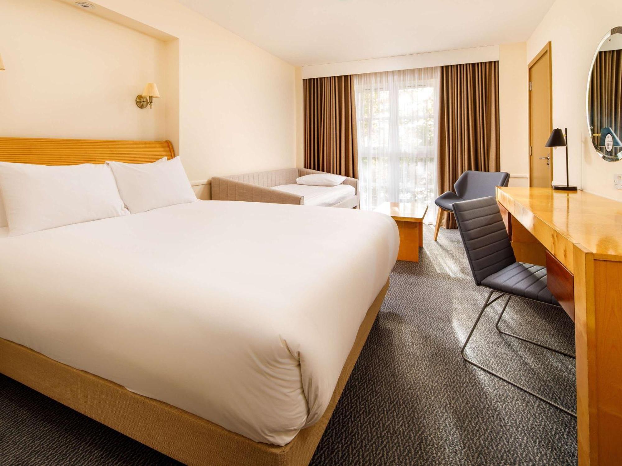 Sunday London Staines-Upon-Thames Heathrow T5 Hotel Exterior photo