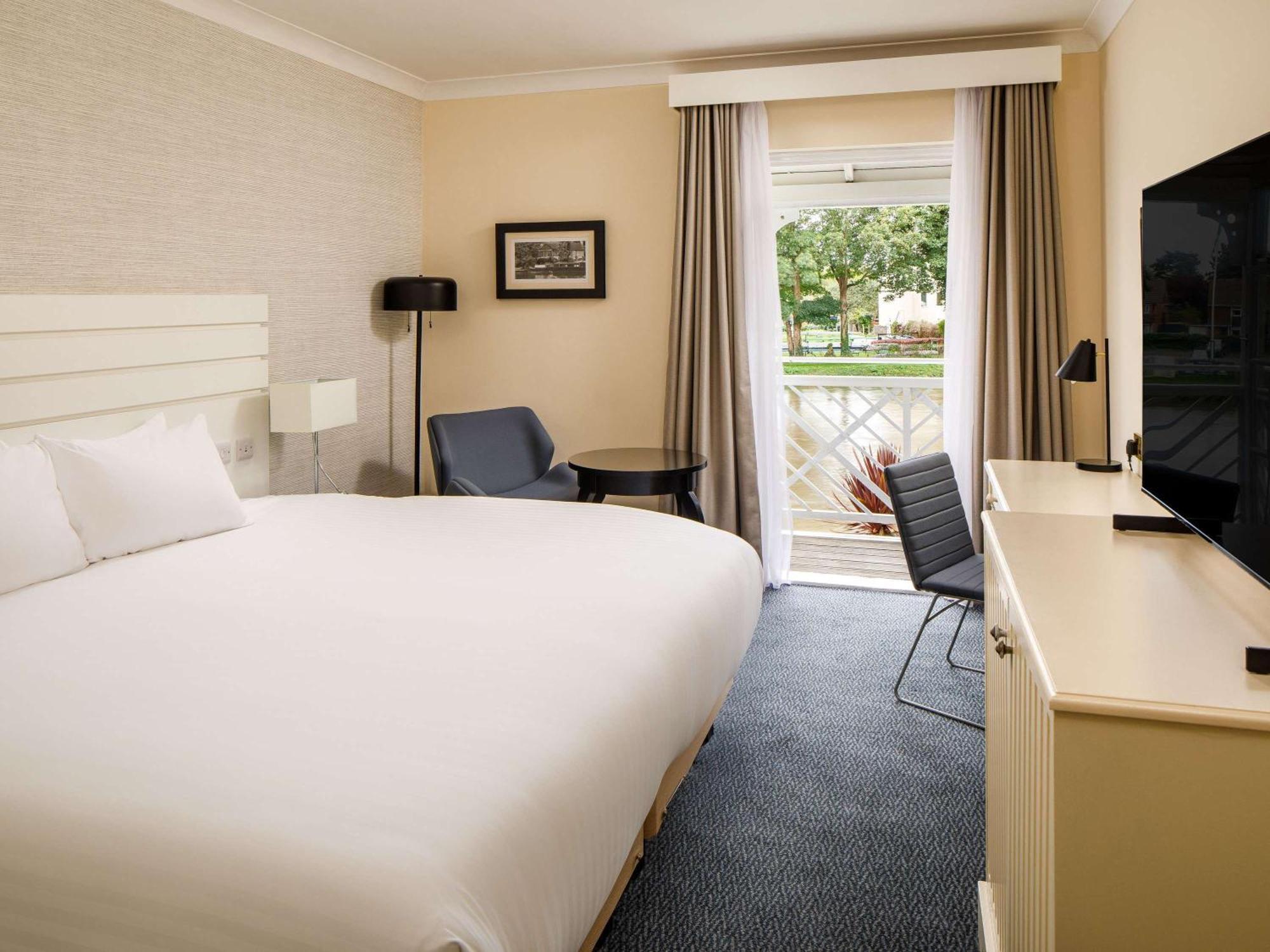 Sunday London Staines-Upon-Thames Heathrow T5 Hotel Exterior photo