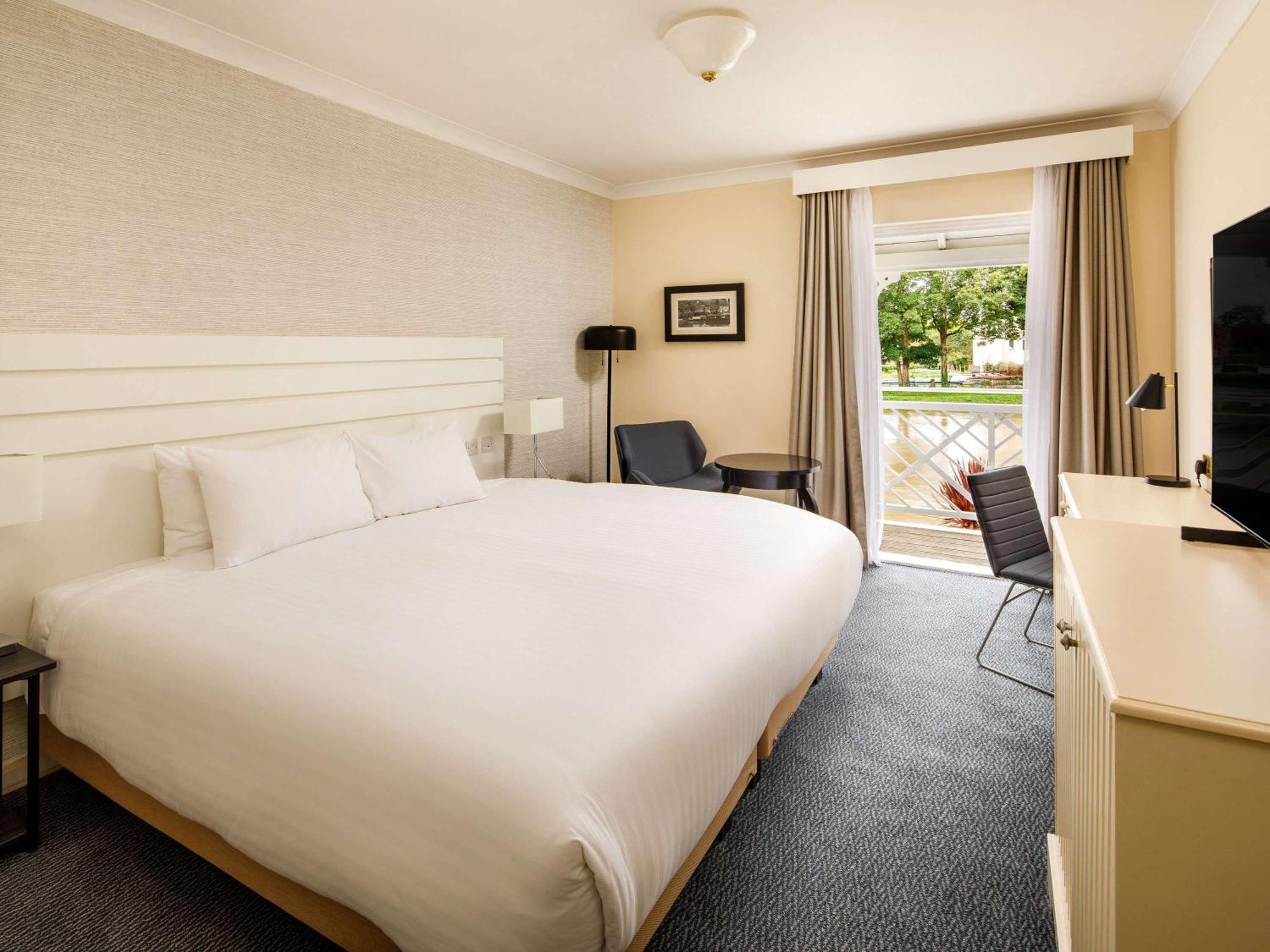 Sunday London Staines-Upon-Thames Heathrow T5 Hotel Exterior photo