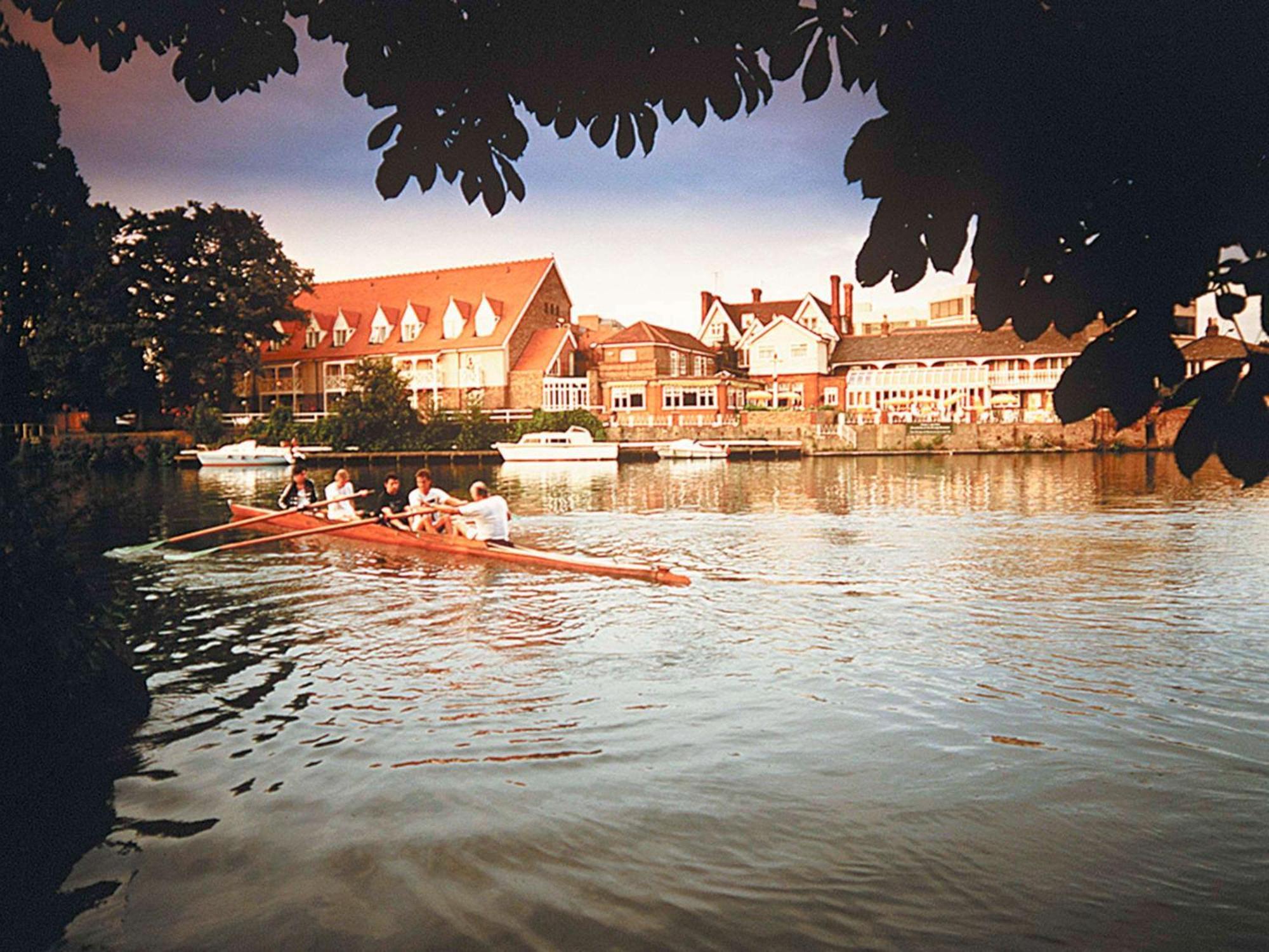 Sunday London Staines-Upon-Thames Heathrow T5 Hotel Exterior photo