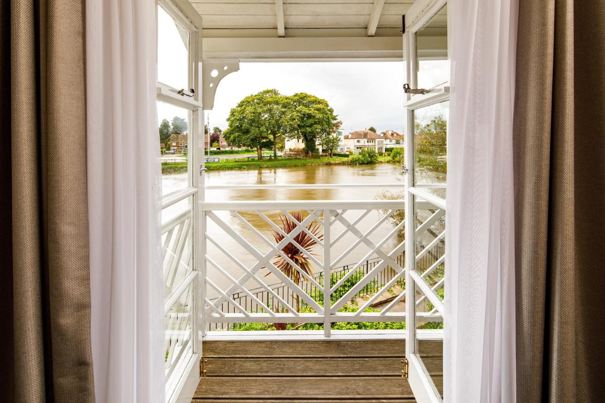 Sunday London Staines-Upon-Thames Heathrow T5 Hotel Exterior photo