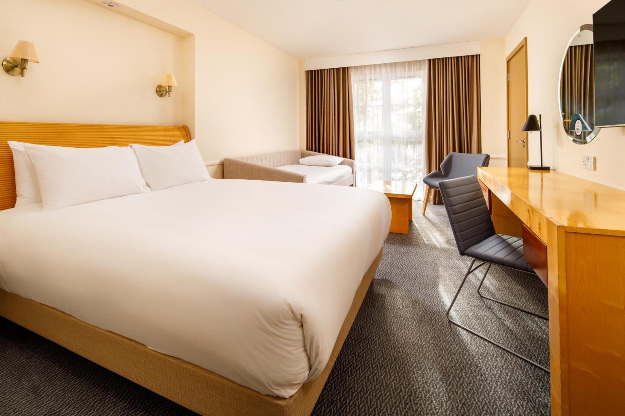 Sunday London Staines-Upon-Thames Heathrow T5 Hotel Exterior photo
