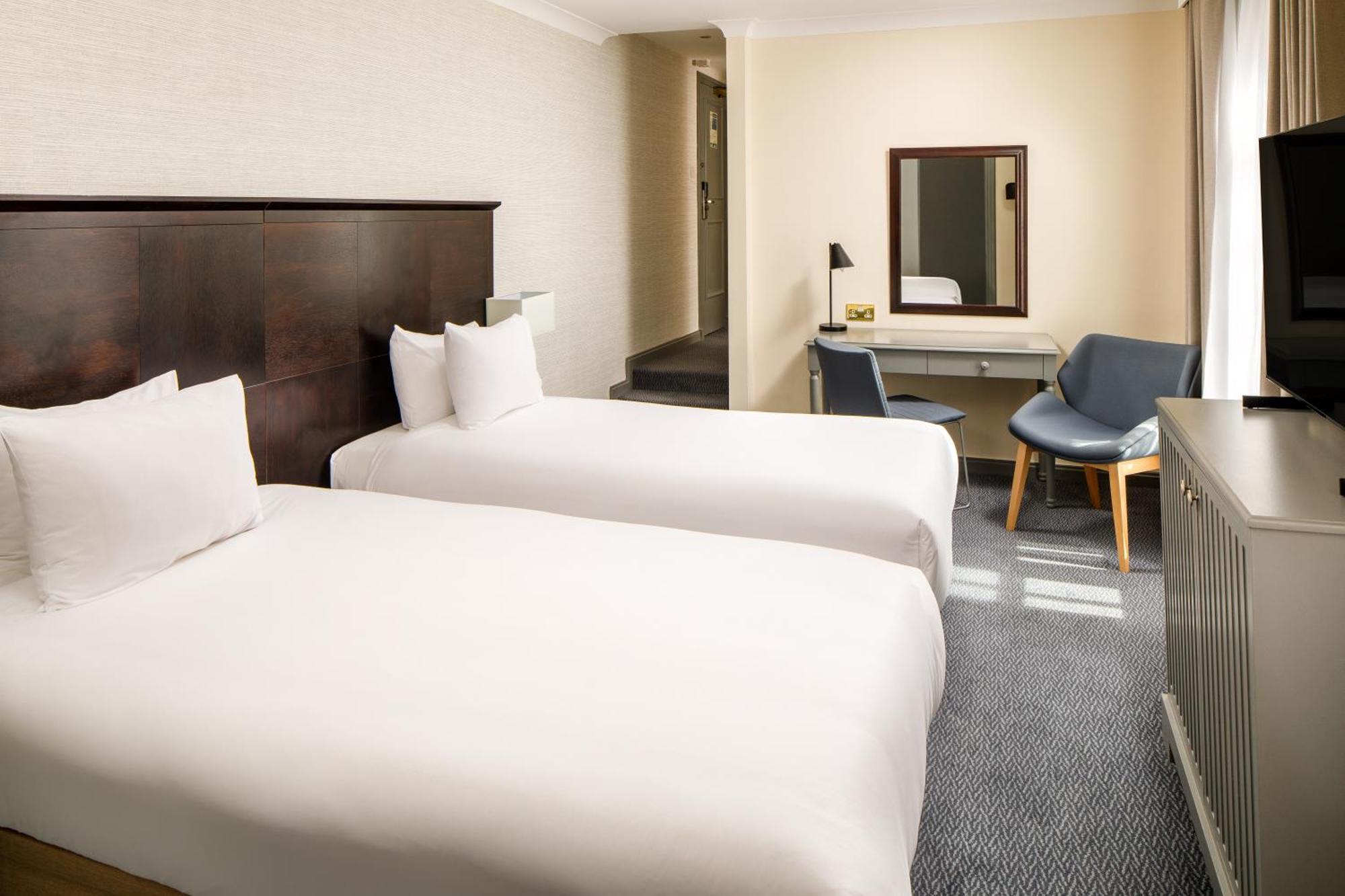Sunday London Staines-Upon-Thames Heathrow T5 Hotel Exterior photo