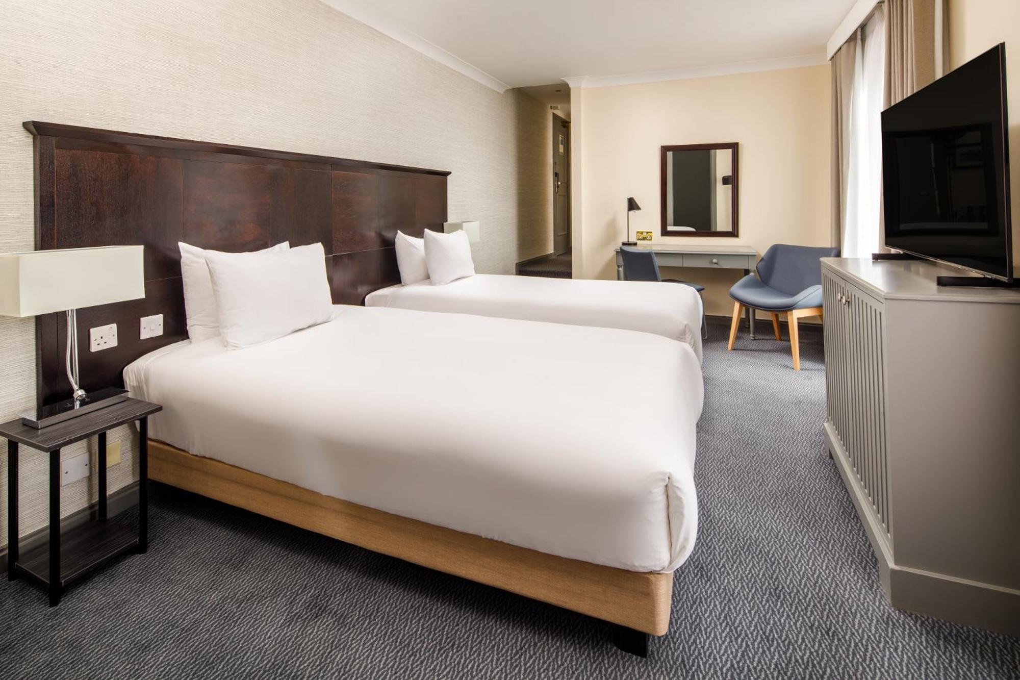 Sunday London Staines-Upon-Thames Heathrow T5 Hotel Exterior photo