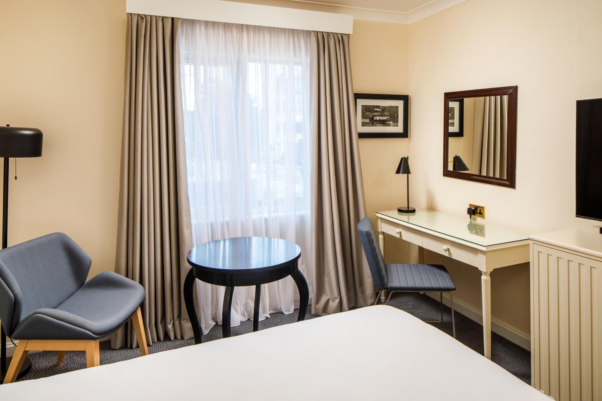 Sunday London Staines-Upon-Thames Heathrow T5 Hotel Exterior photo