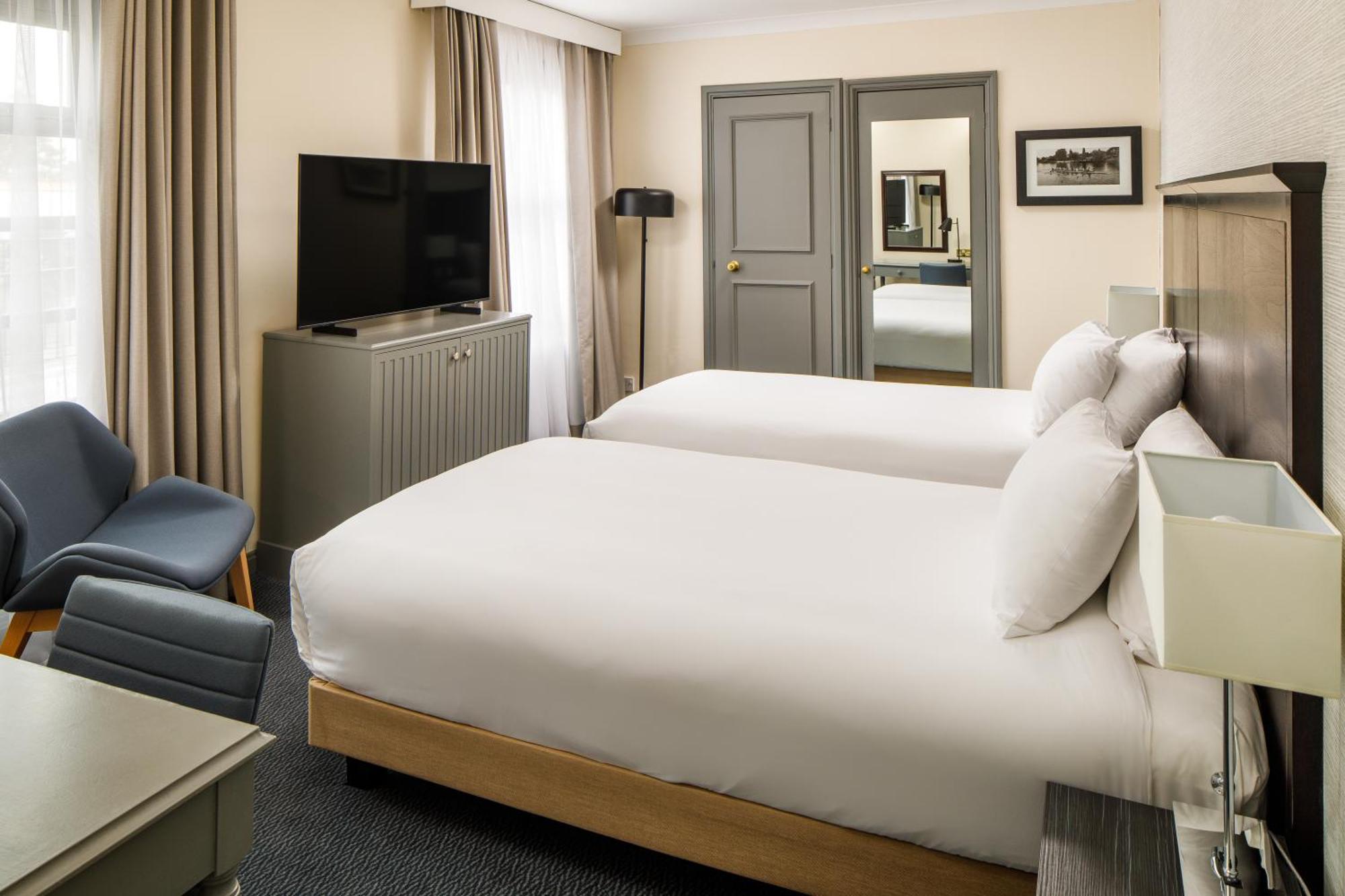 Sunday London Staines-Upon-Thames Heathrow T5 Hotel Exterior photo